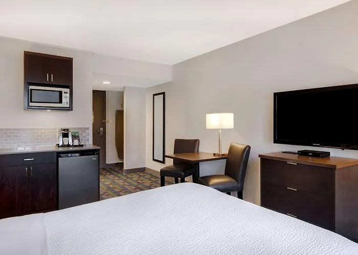Days Inn By Wyndham Victoria Airport Sidney