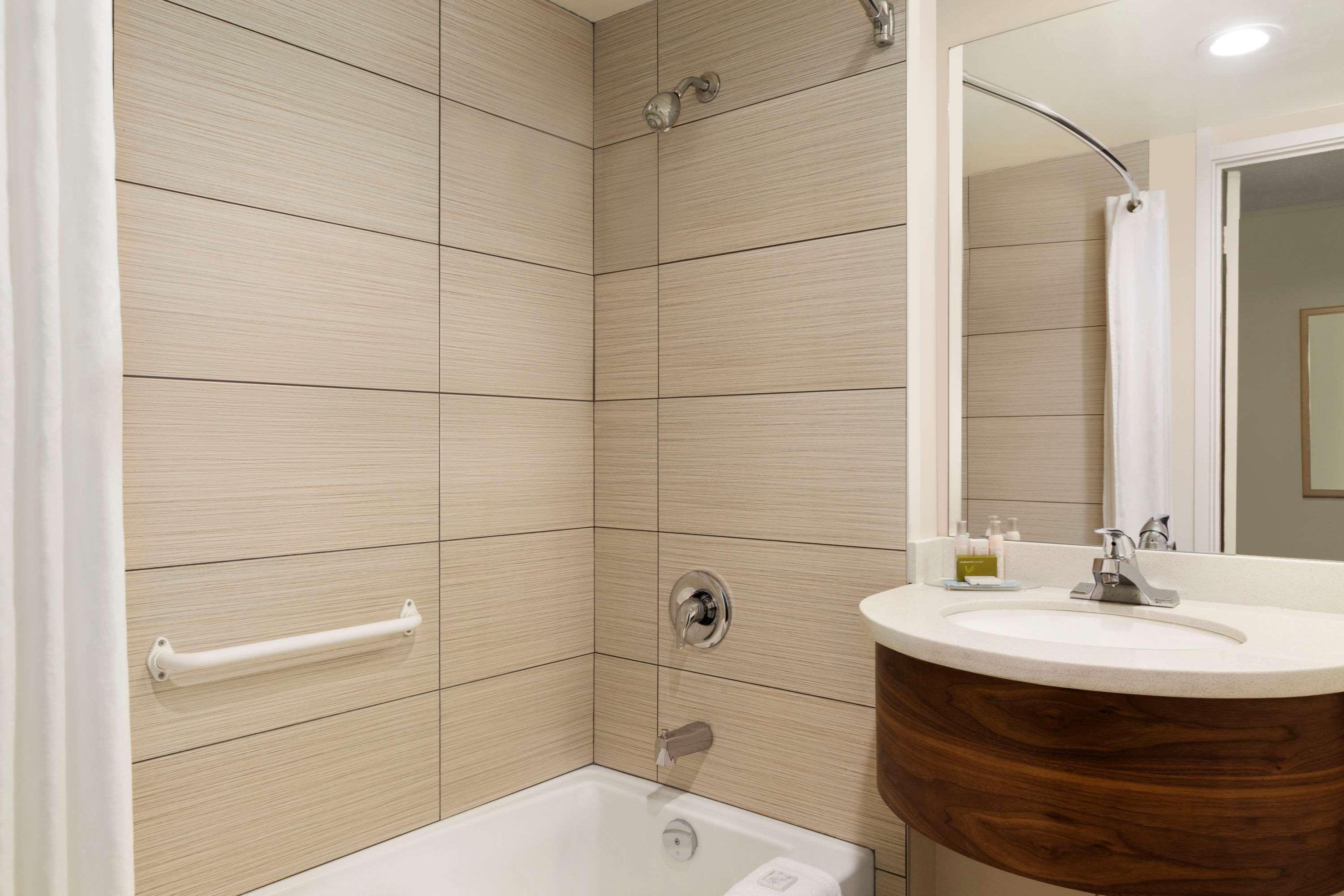 Days By Wyndham Victoria Airport Motel Sidney