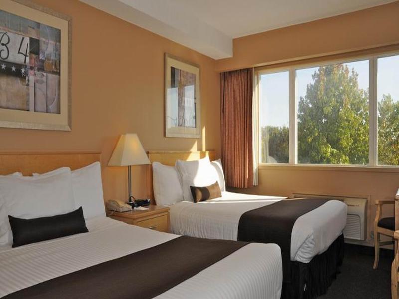 Days By Wyndham Victoria Airport 3*