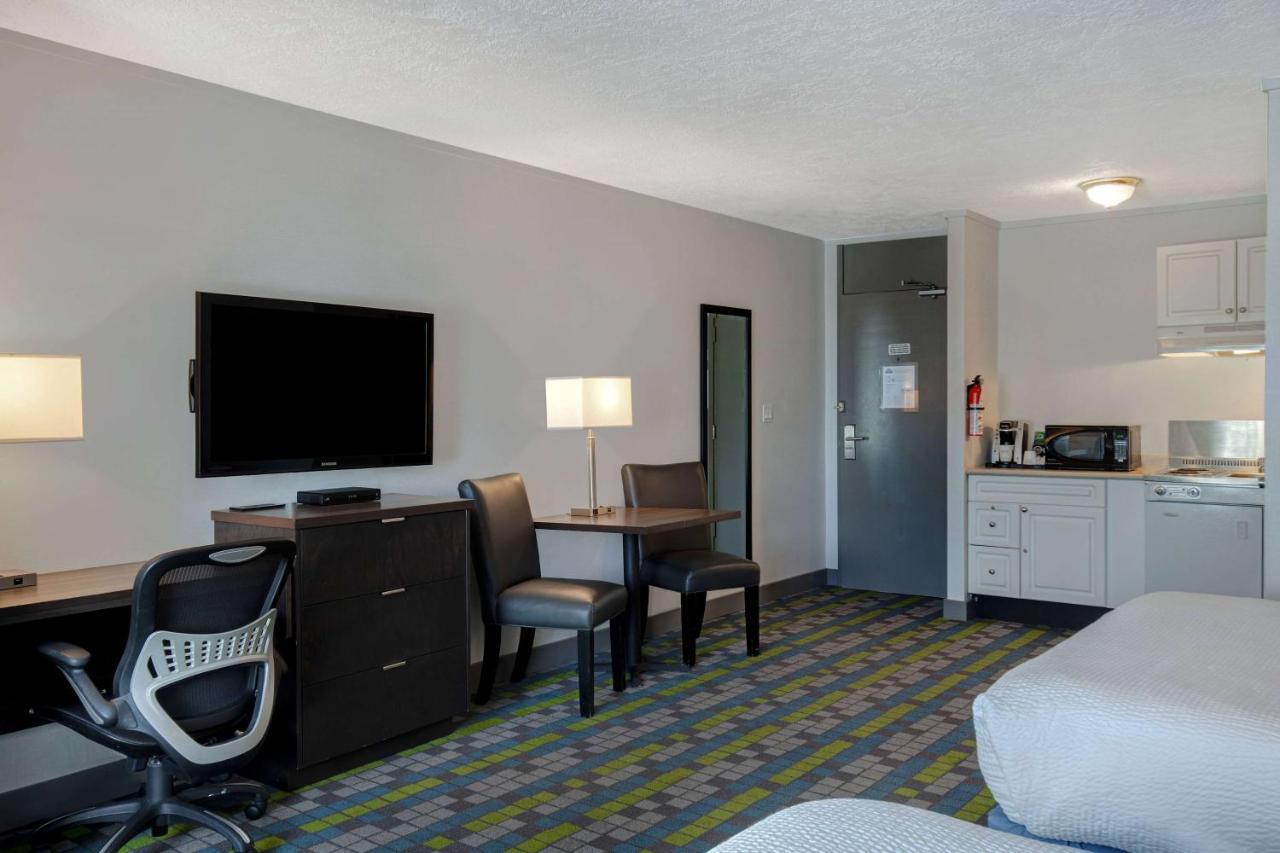 Days By Wyndham Victoria Airport Motel Sidney