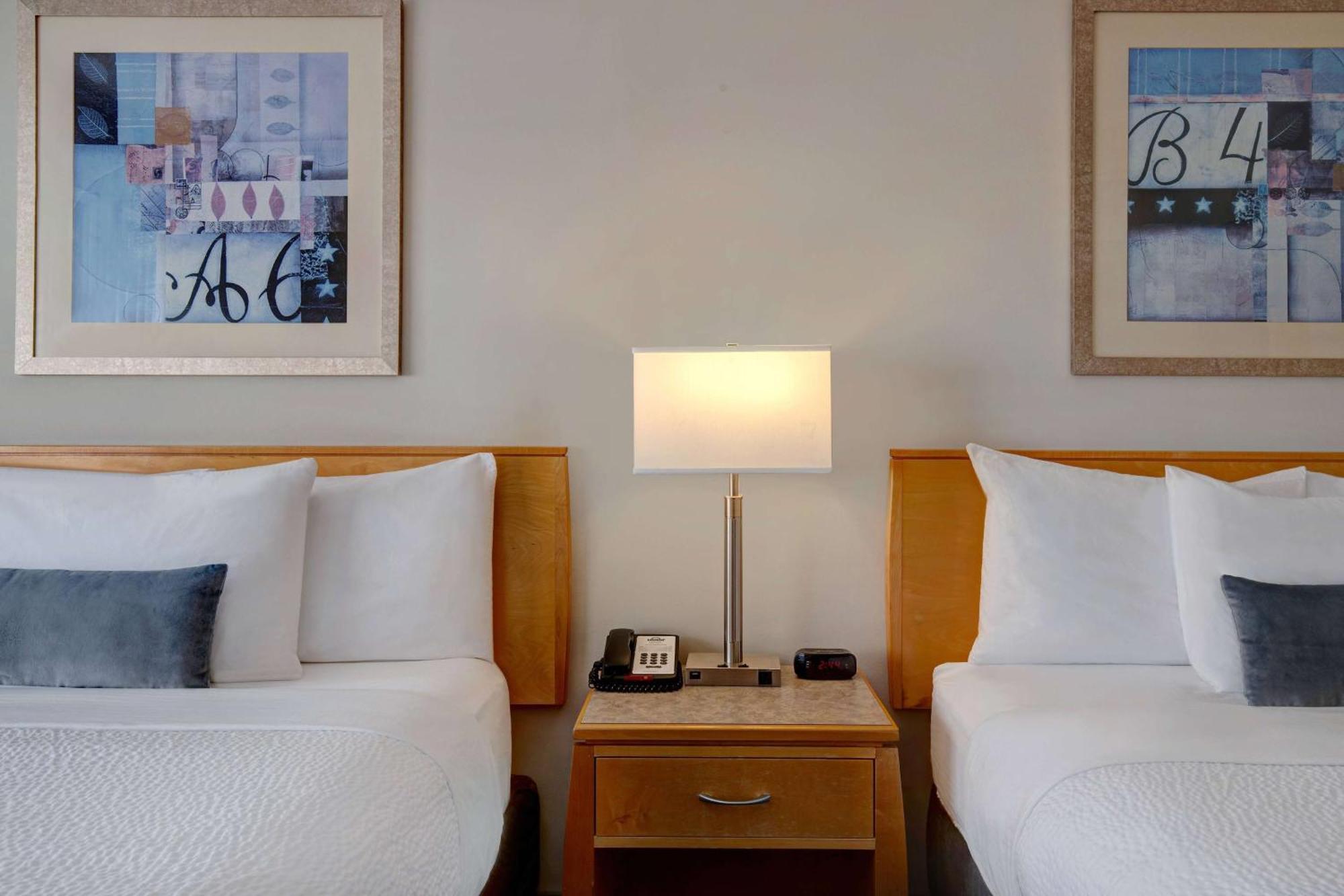 Days By Wyndham Victoria Airport 3*