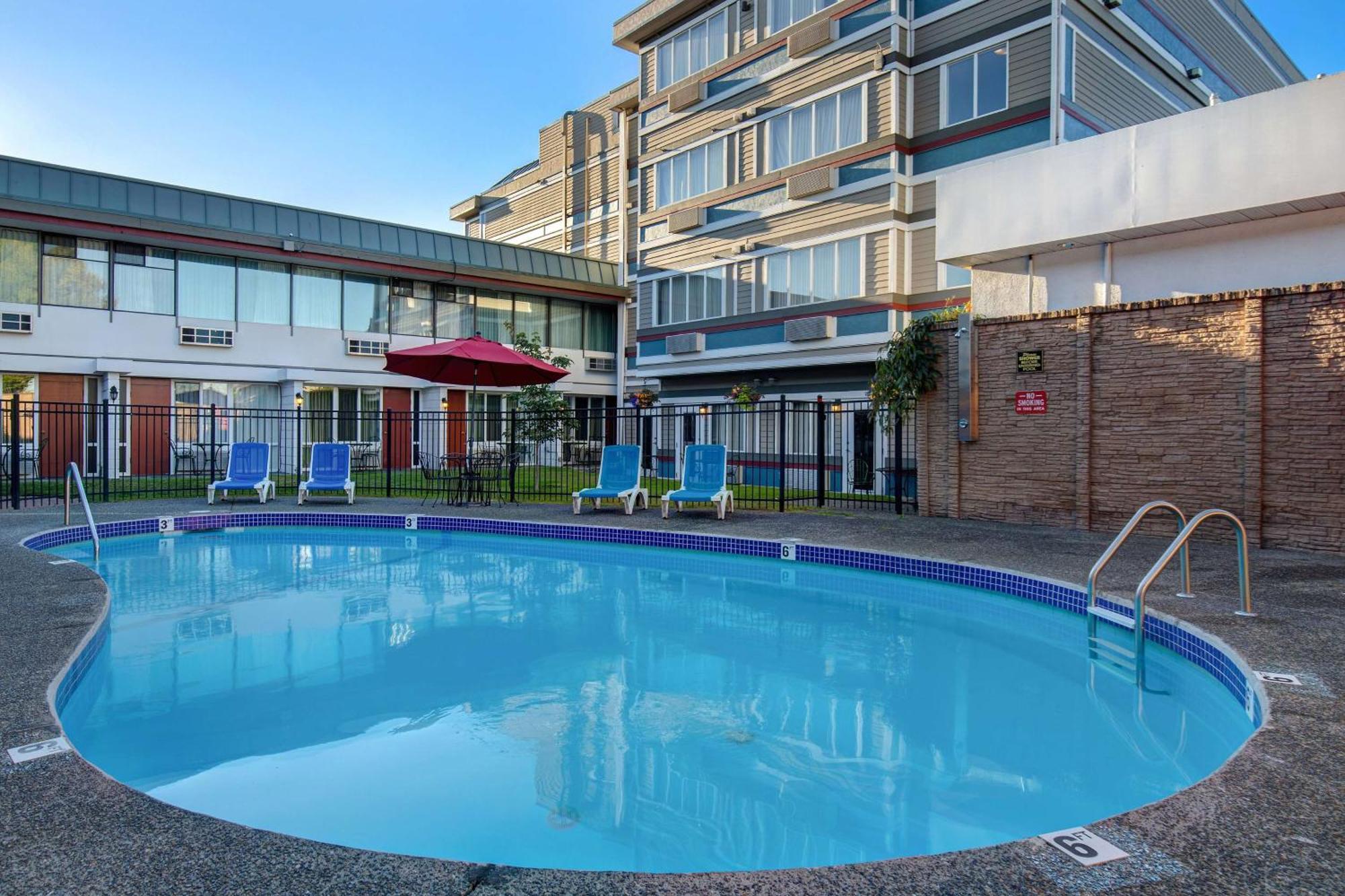 Days By Wyndham Victoria Airport Sidney
