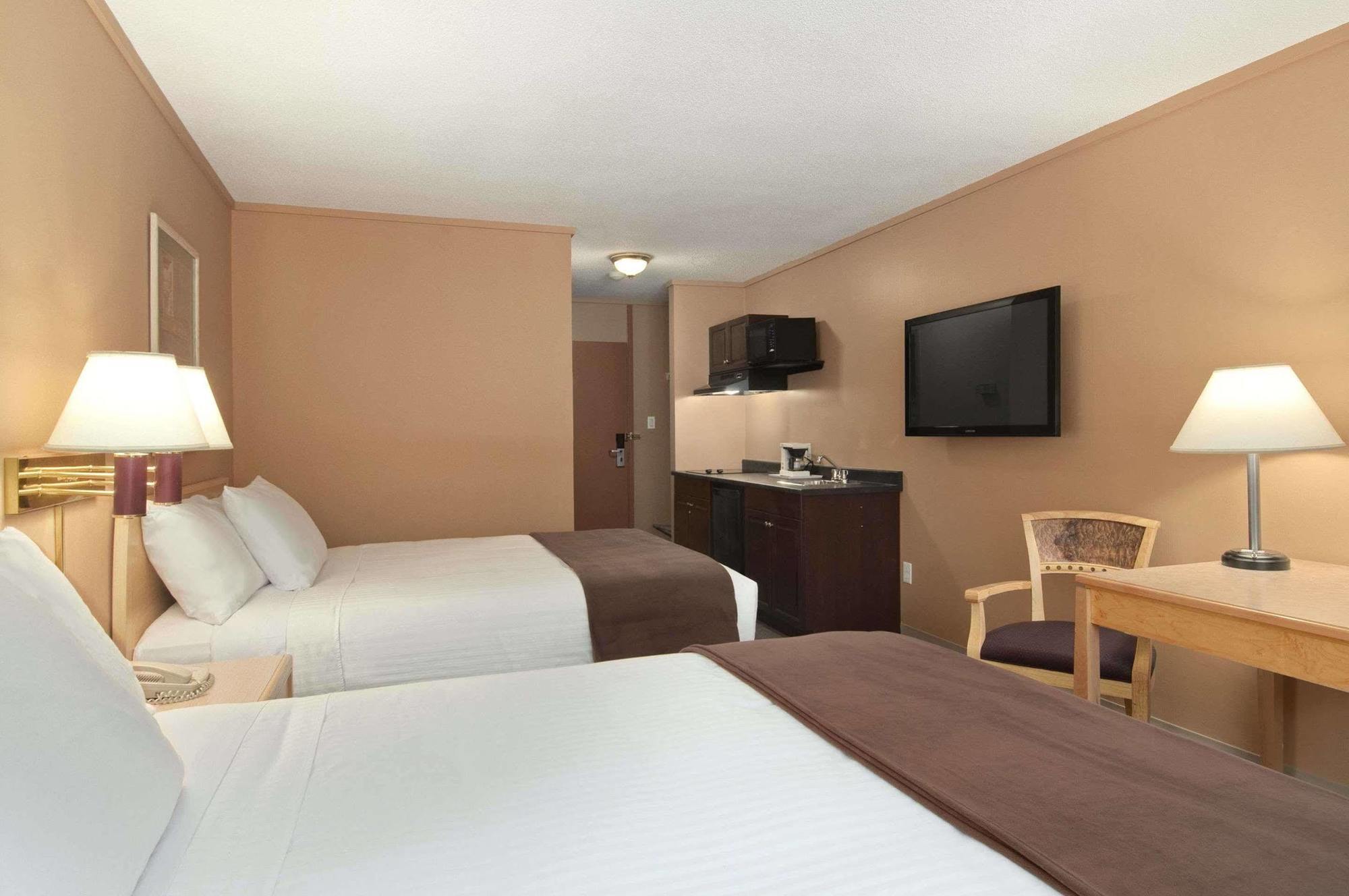 Motel Days By Wyndham Victoria Airport 3*