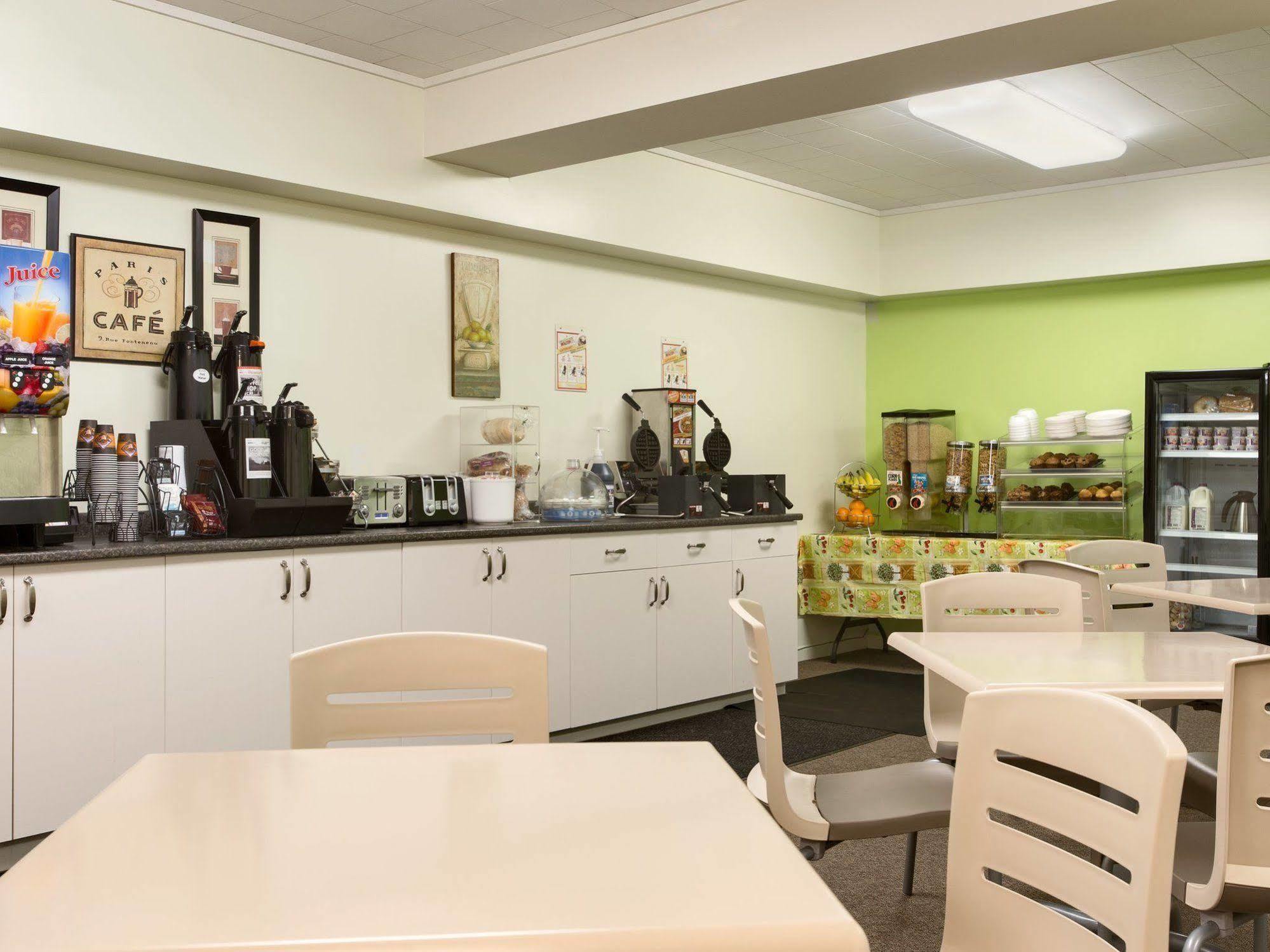 Days By Wyndham Victoria Airport Motel