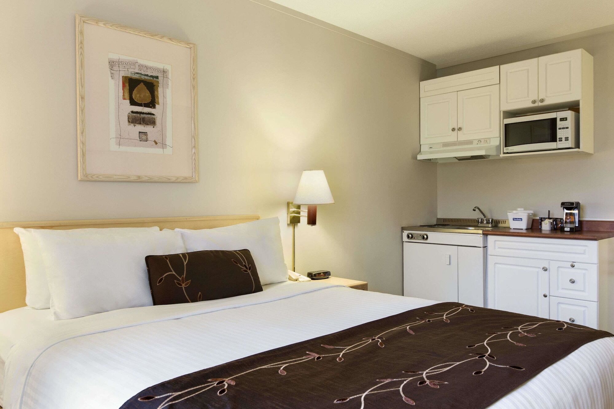 Days By Wyndham Victoria Airport Motel Sidney