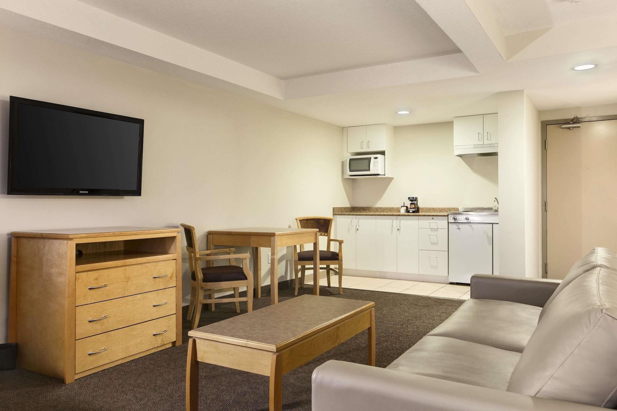 Days By Wyndham Victoria Airport Motel