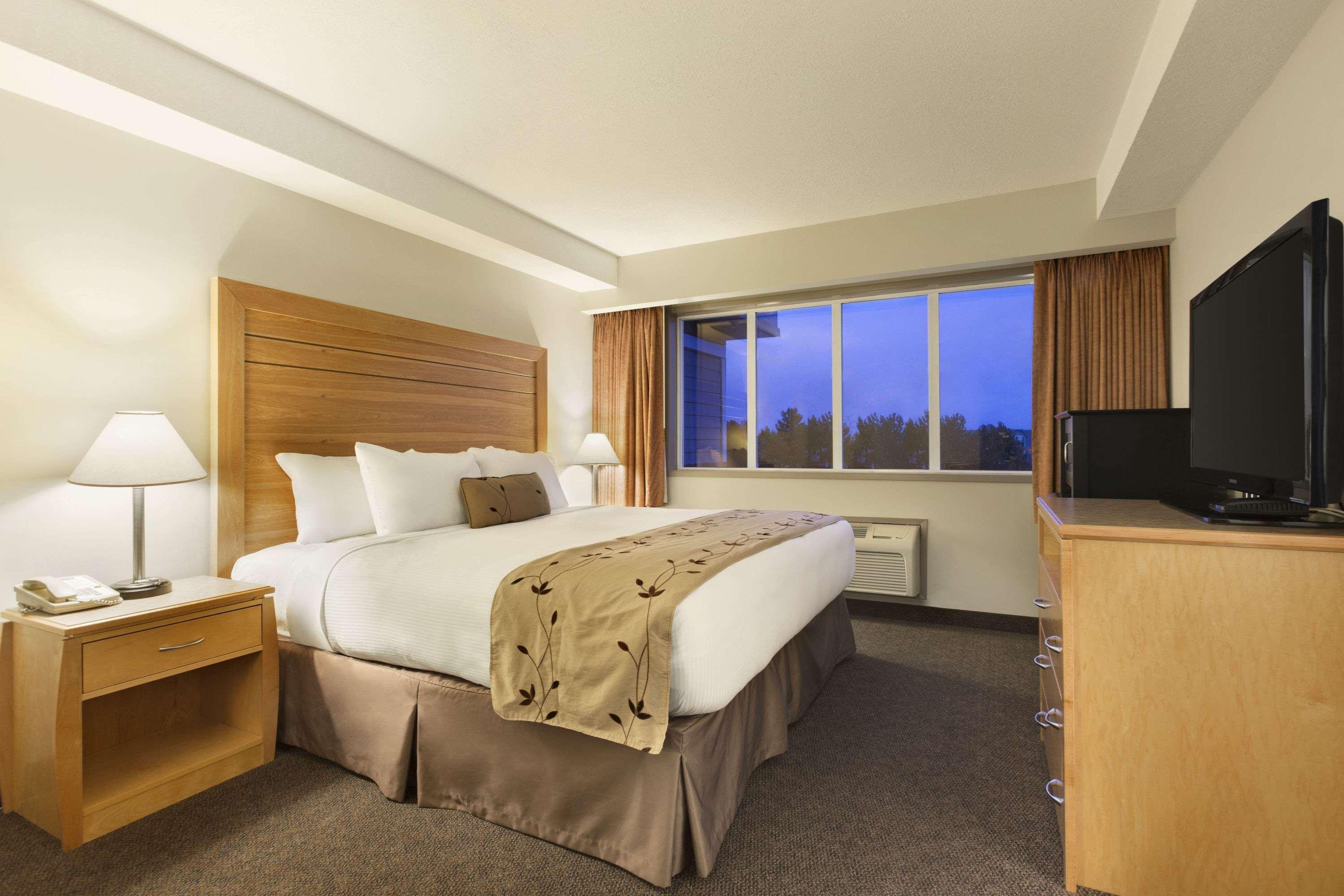 Motel Days By Wyndham Victoria Airport