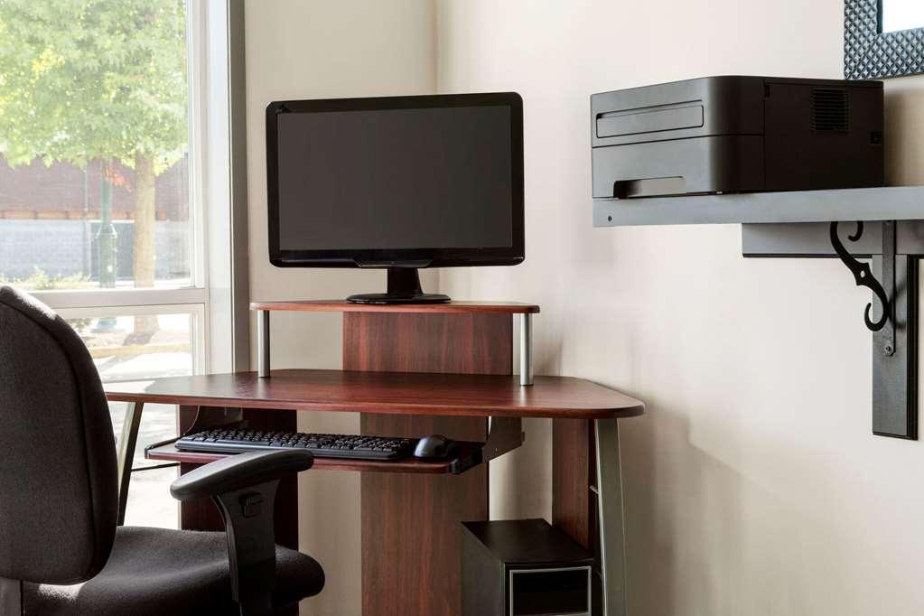 Days By Wyndham Victoria Airport 3*