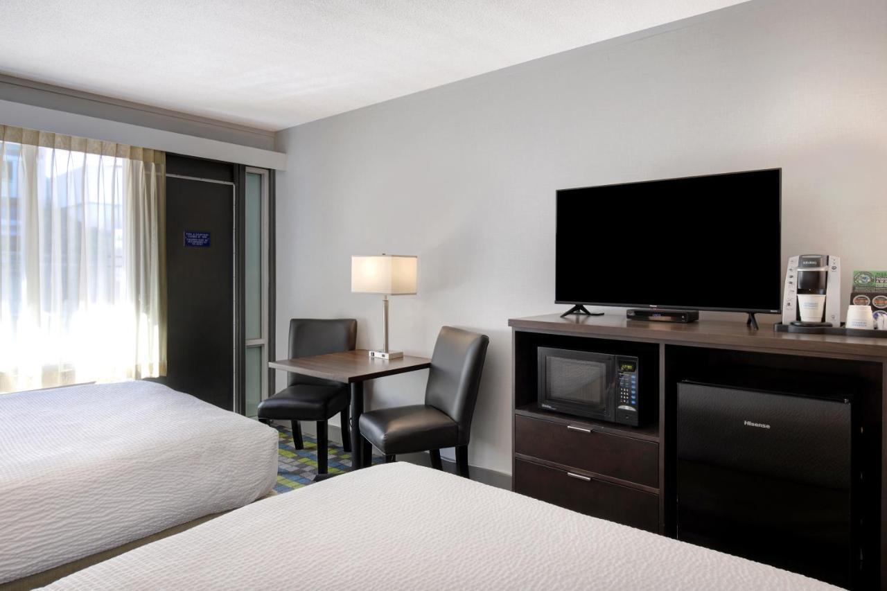 Days By Wyndham Victoria Airport Motel 3*