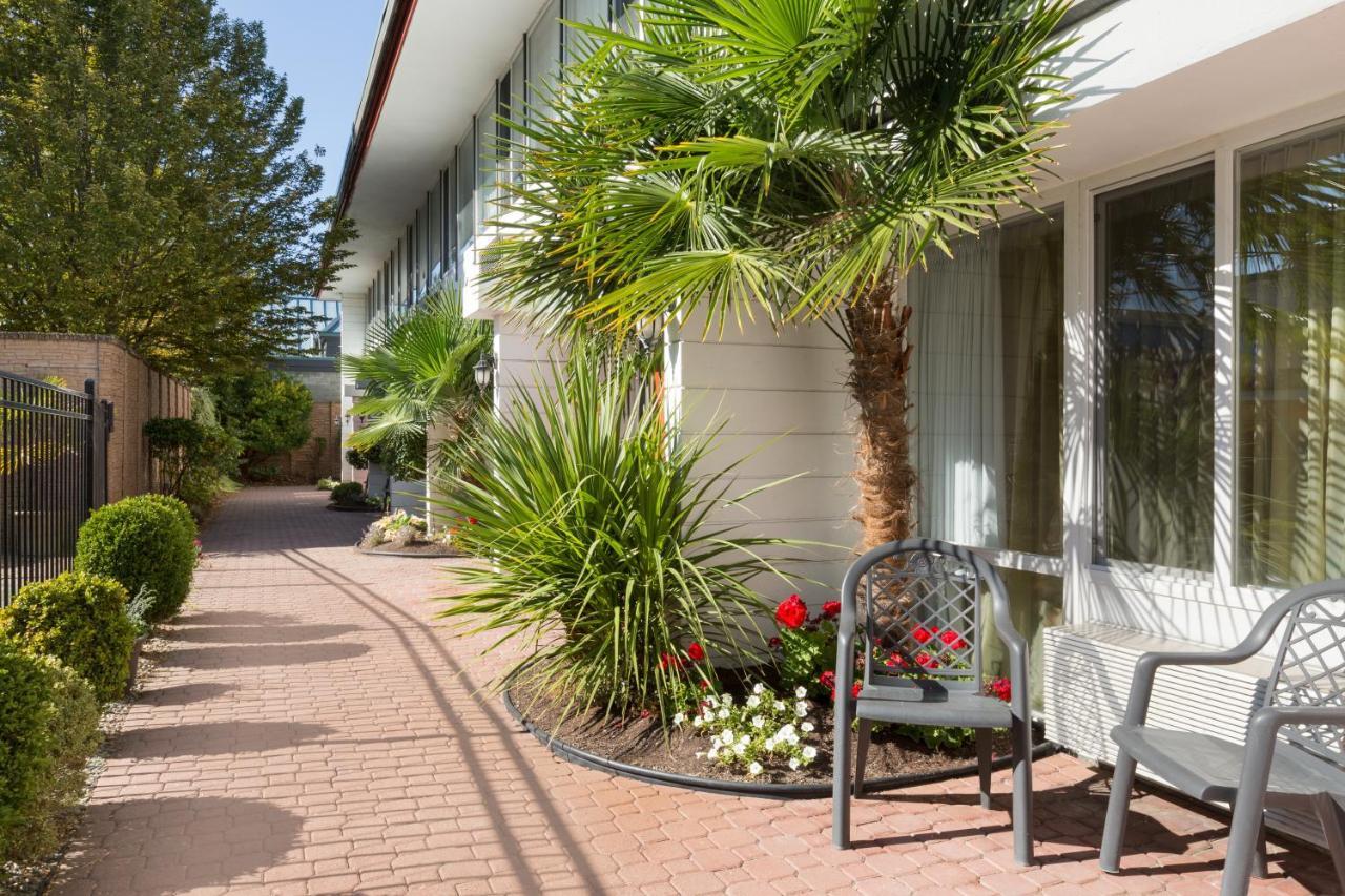 Motel Days By Wyndham Victoria Airport