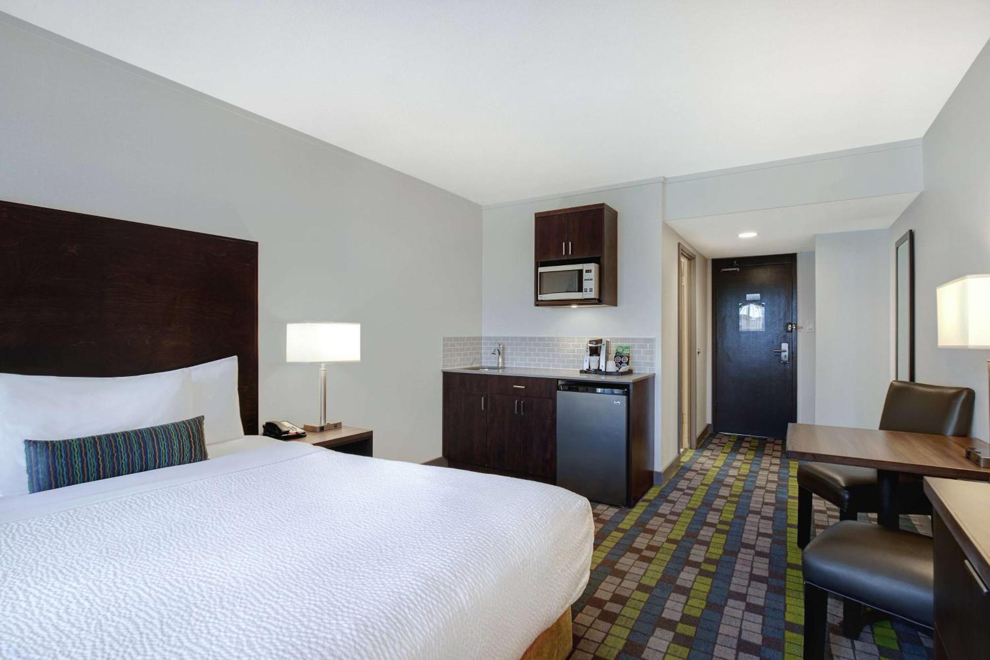 Days By Wyndham Victoria Airport Motel