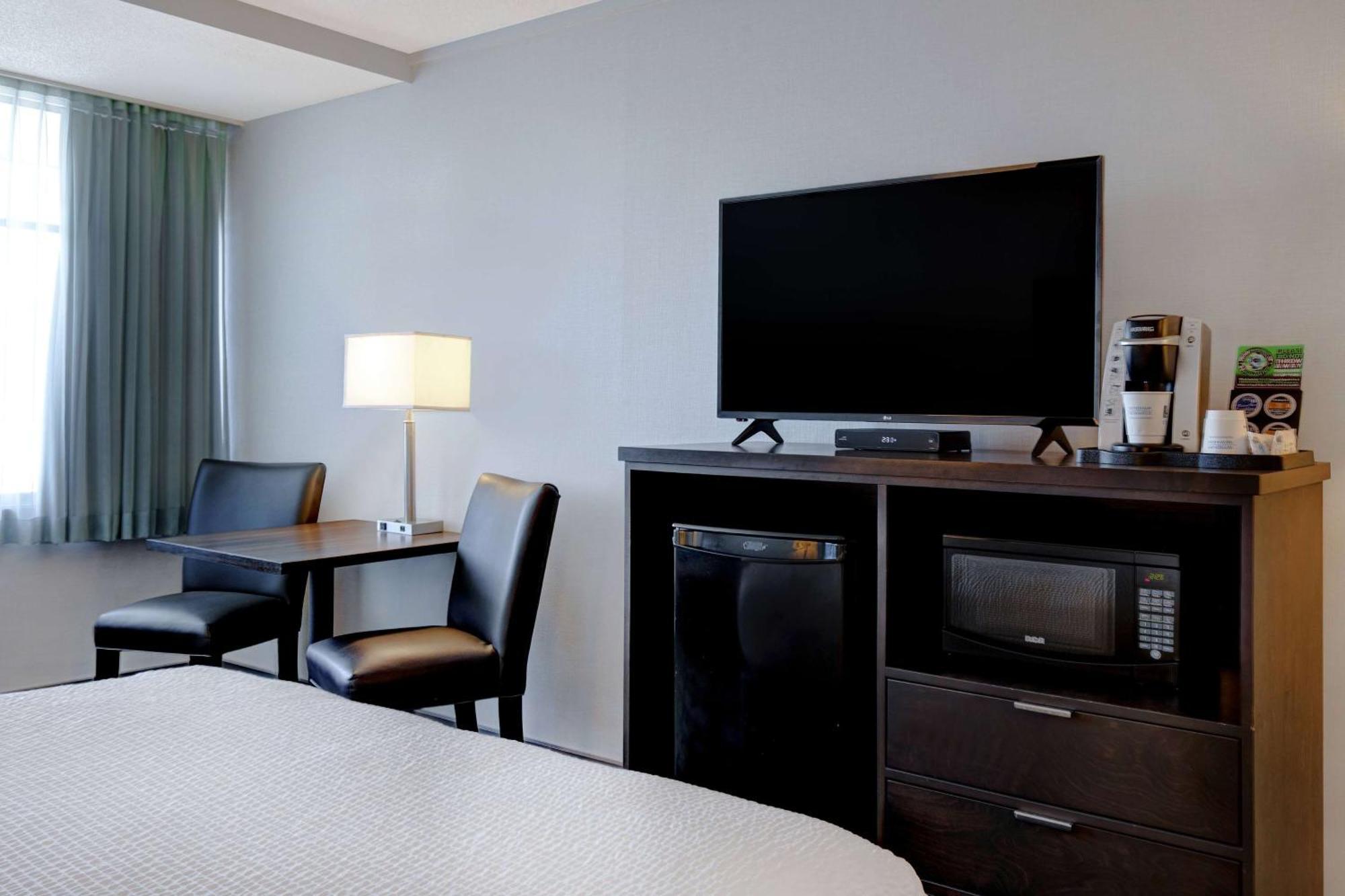 Days By Wyndham Victoria Airport Motel 3*