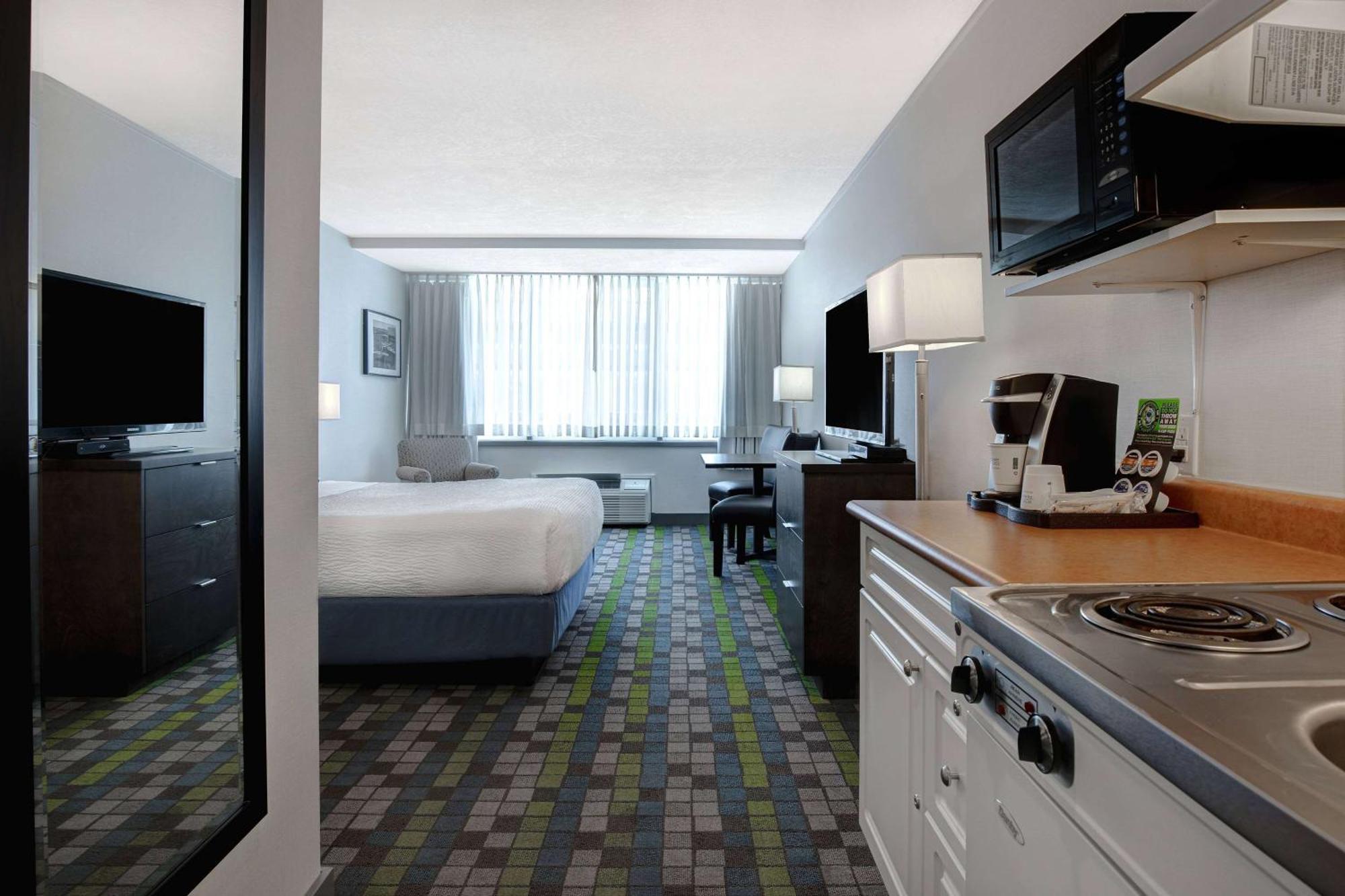 Motel Days By Wyndham Victoria Airport 3*